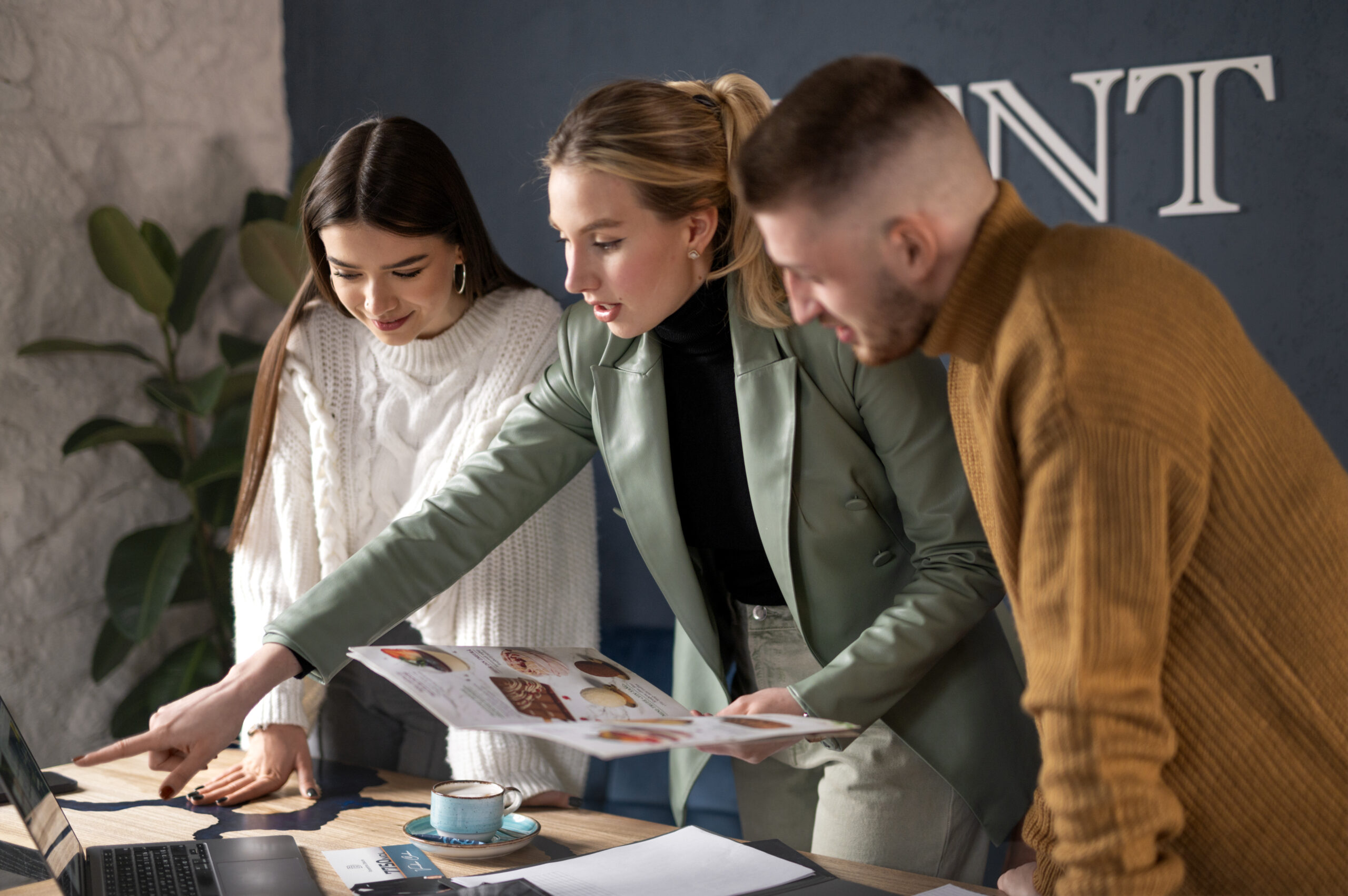 female-wedding-planner-working-with-couple